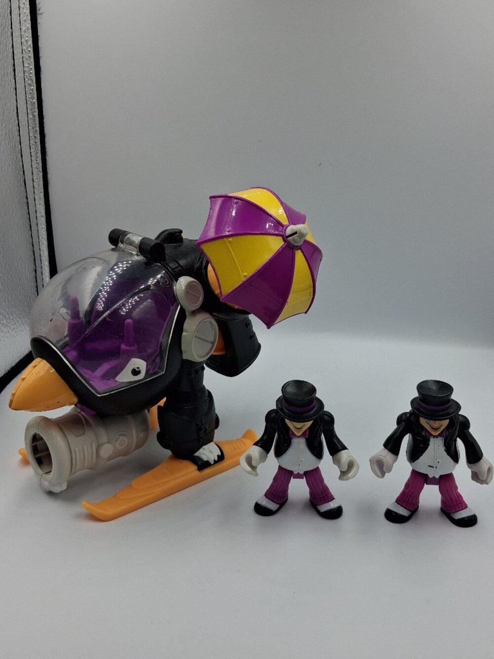 2014 Imaginext DC Super Friends Villain The Penguin Helicopter & 2 Figures